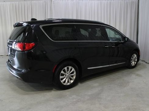 Used 2018 Chrysler Pacifica Touring-L Plus FWD image 35