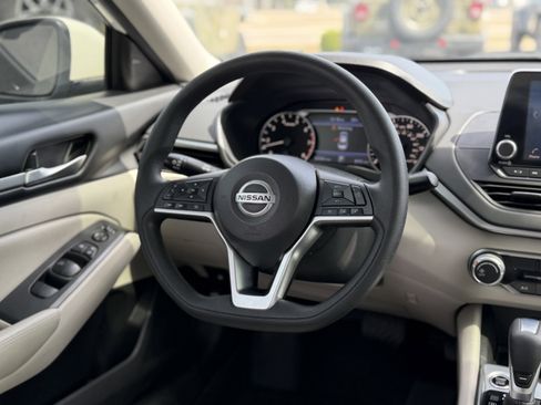 Used 2022 Nissan Altima 2.5 SV image 12