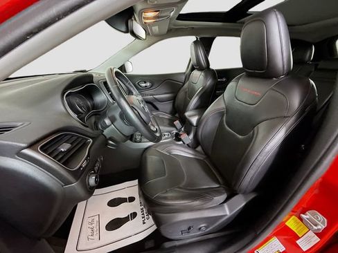 Used 2019 Jeep Cherokee Trailhawk AWD/4WD image 21