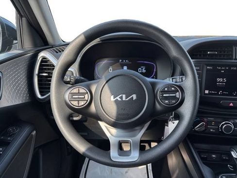 Used 2025 Kia Soul LX w/ LX Technology Package FWD image 15