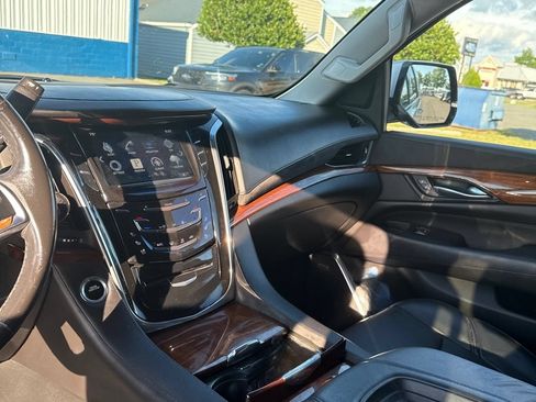 Used 2016 Cadillac Escalade ESV Luxury AWD/4WD image 10