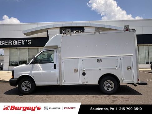Used 2015 GMC Savana 3500 RWD image 2