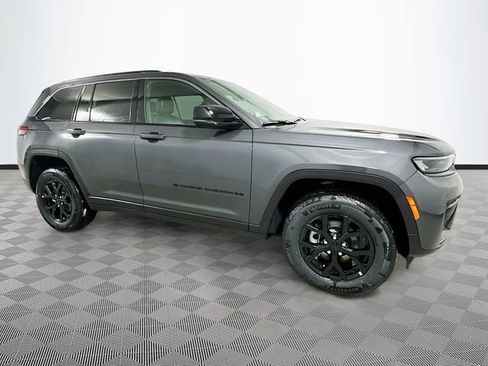 New 2026 Jeep Grand Cherokee Laredo image 3