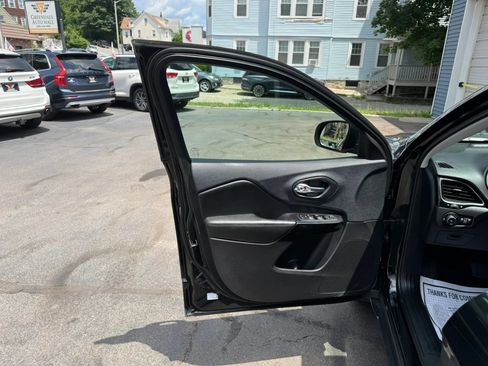 Used 2019 Jeep Cherokee Latitude Plus AWD/4WD image 38