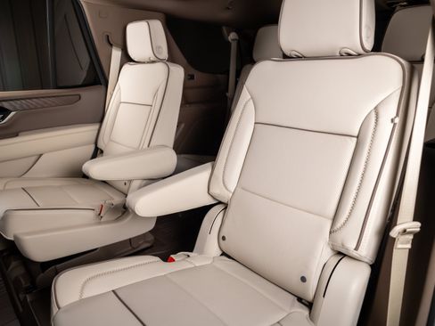 Used 2025 GMC Yukon Denali w/ Sun & Power Step Package RWD image 24