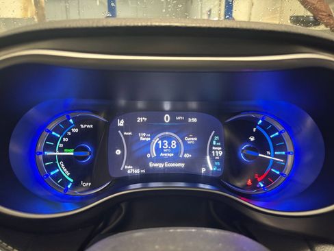 Used 2023 Chrysler Pacifica Touring-L image 42