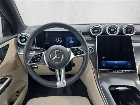 Used 2025 Mercedes-Benz GLC 300 4MATIC image 17