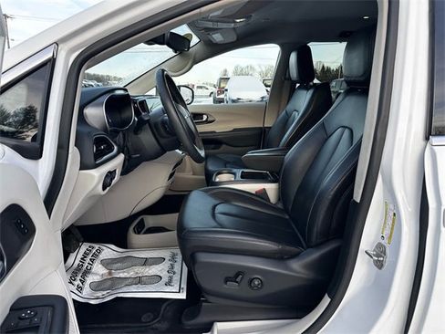 Used 2024 Chrysler Pacifica Touring-L image 9