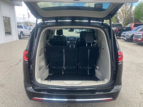 Used 2023 Chrysler Pacifica Touring-L FWD image 10