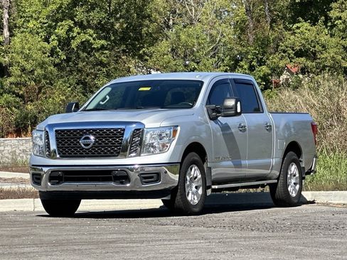 Used 2018 Nissan Titan SV w/ SV Convenience Package image 9