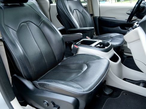 Used 2018 Chrysler Pacifica Limited FWD image 8