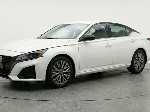 Used 2025 Nissan Altima 2.5 SV FWD image 3