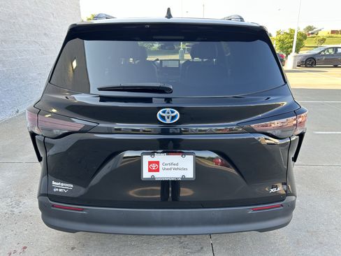 Used 2025 Toyota Sienna XLE FWD image 5