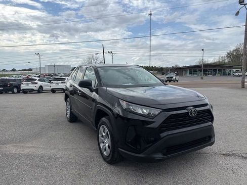 Used 2022 Toyota RAV4 LE image 9