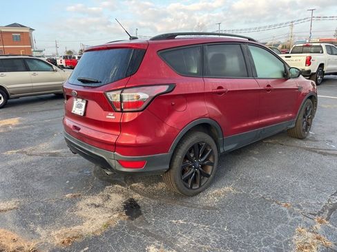 Used 2017 Ford Escape SE w/ SE Sport Appearance Package image 2