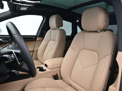 Certified 2026 Porsche Macan AWD/4WD image 5
