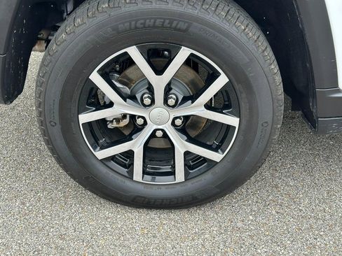 Used 2025 Jeep Grand Cherokee Limited w/ Luxury Tech Group II image 7