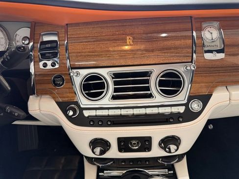Used 2016 Rolls-Royce Dawn RWD image 17