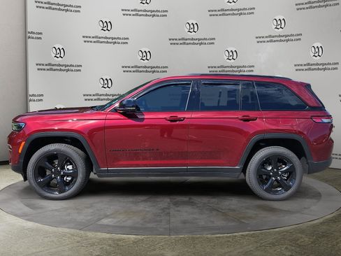 Used 2025 Jeep Grand Cherokee Limited w/ Luxury Tech Group II AWD/4WD image 2