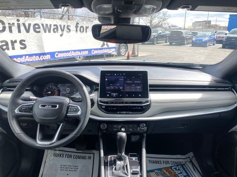 Used 2025 Jeep Compass Limited image 18