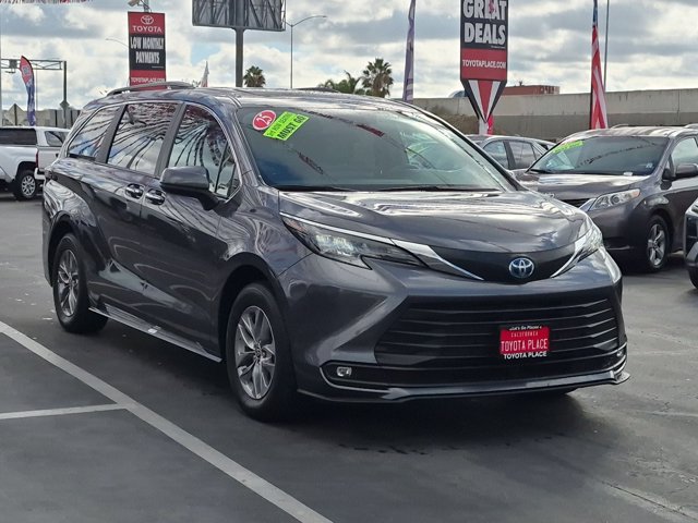 Used 2025 Toyota Sienna XLE FWD image 3