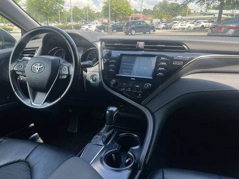 Used 2019 Toyota Camry SE w/ Convenience Package FWD image 3