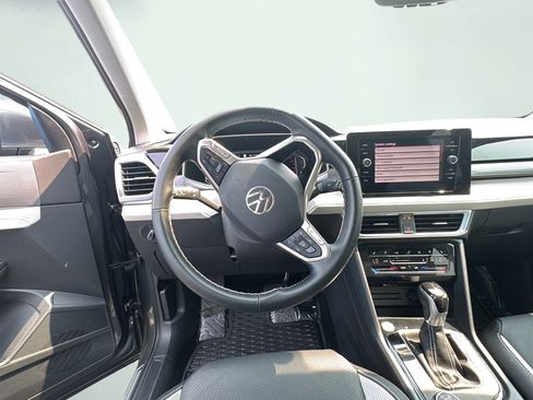 Used 2025 Volkswagen Taos SEL AWD/4WD image 15