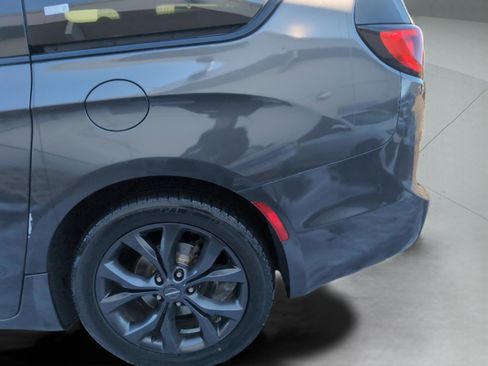 Used 2019 Chrysler Pacifica Limited w/ S Appearance Package image 13