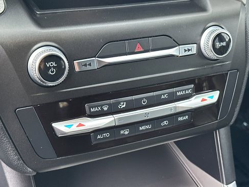 Certified 2020 Ford Explorer XLT w/ Equipment Group 202A image 21