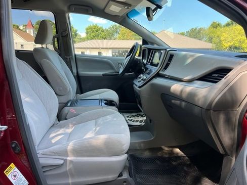 Used 2016 Toyota Sienna LE w/ Outdoor Package FWD image 20