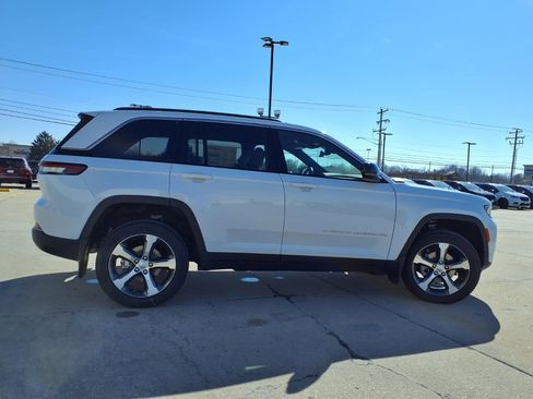 New 2026 Jeep Grand Cherokee Limited w/ Luxury Tech Group II AWD/4WD image 32