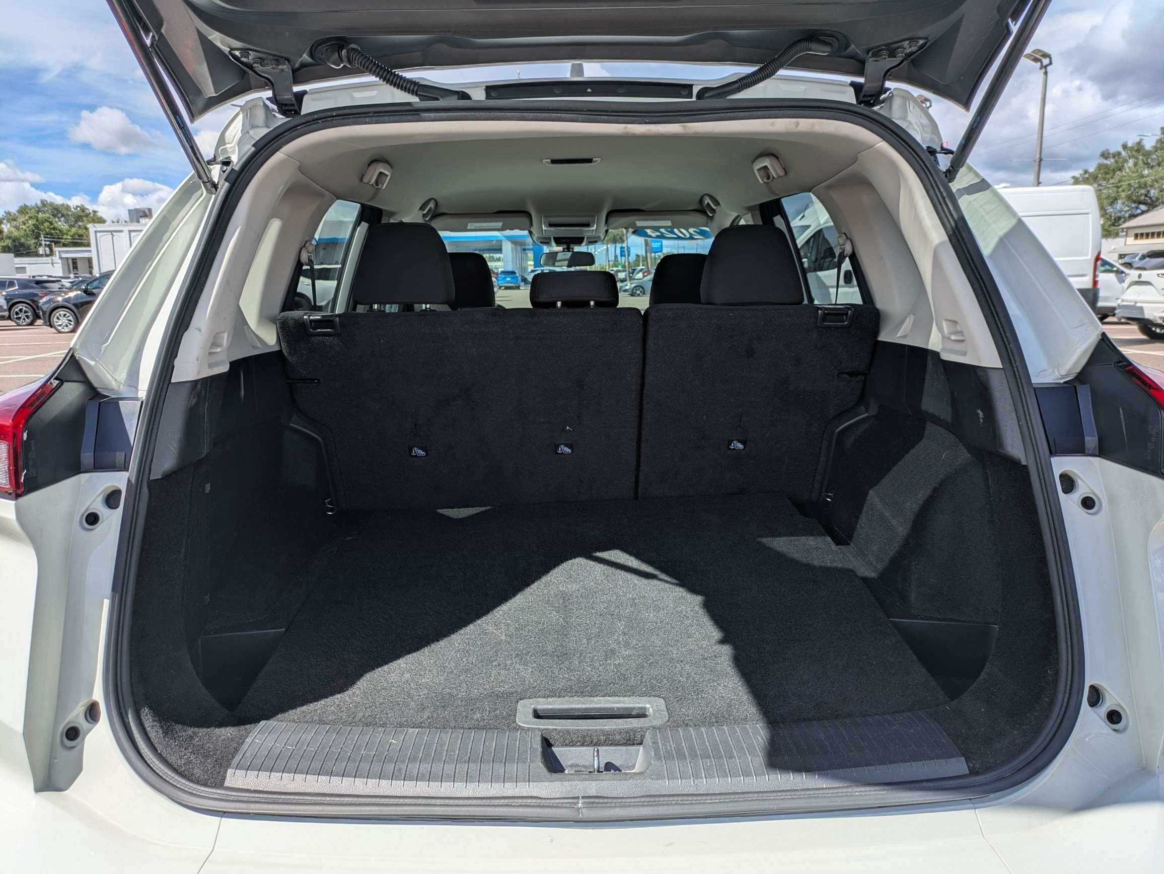 Used 2024 Nissan Rogue S FWD image 11