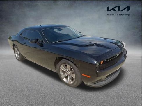Used 2015 Dodge Challenger SXT RWD image 1