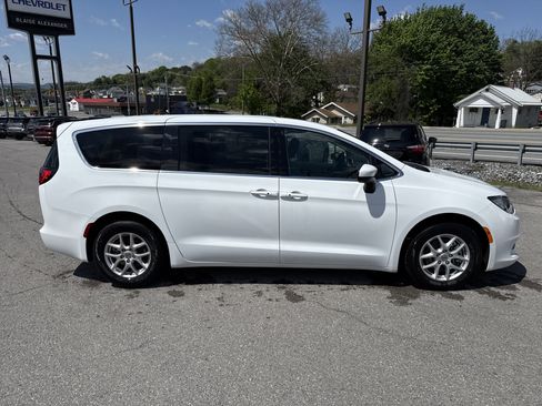 Used 2023 Chrysler Voyager LX FWD image 2