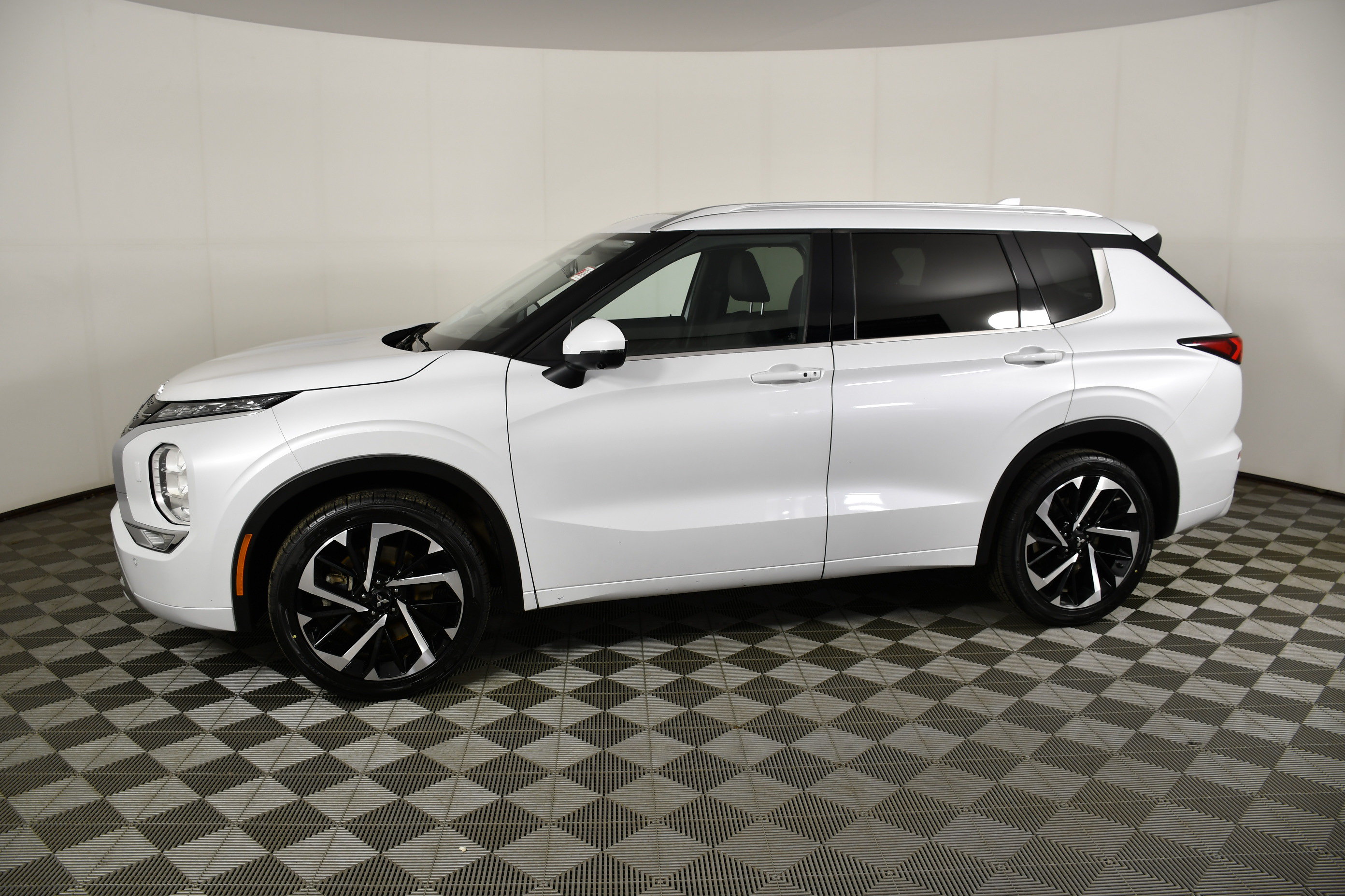 Used 2024 Mitsubishi Outlander SEL AWD/4WD image 9