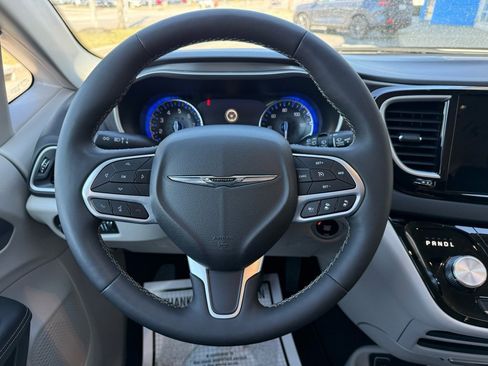Used 2024 Chrysler Pacifica Touring-L image 16