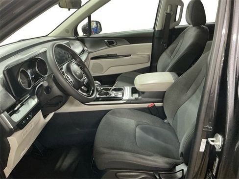 Used 2024 Kia Carnival LX image 9