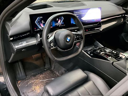 Used 2025 BMW 530i w/ Premium Package RWD image 17