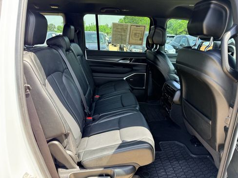 Used 2024 Jeep Wagoneer Series II w/ Flexible Seating Group AWD/4WD image 27