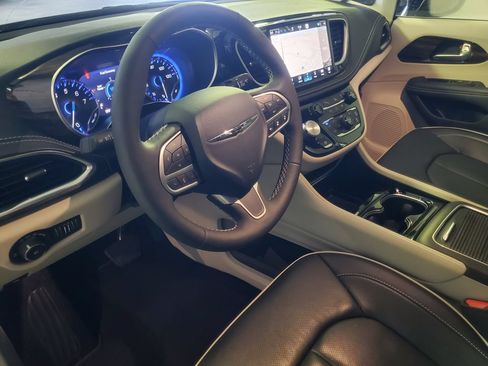 Used 2024 Chrysler Pacifica Limited AWD/4WD image 12