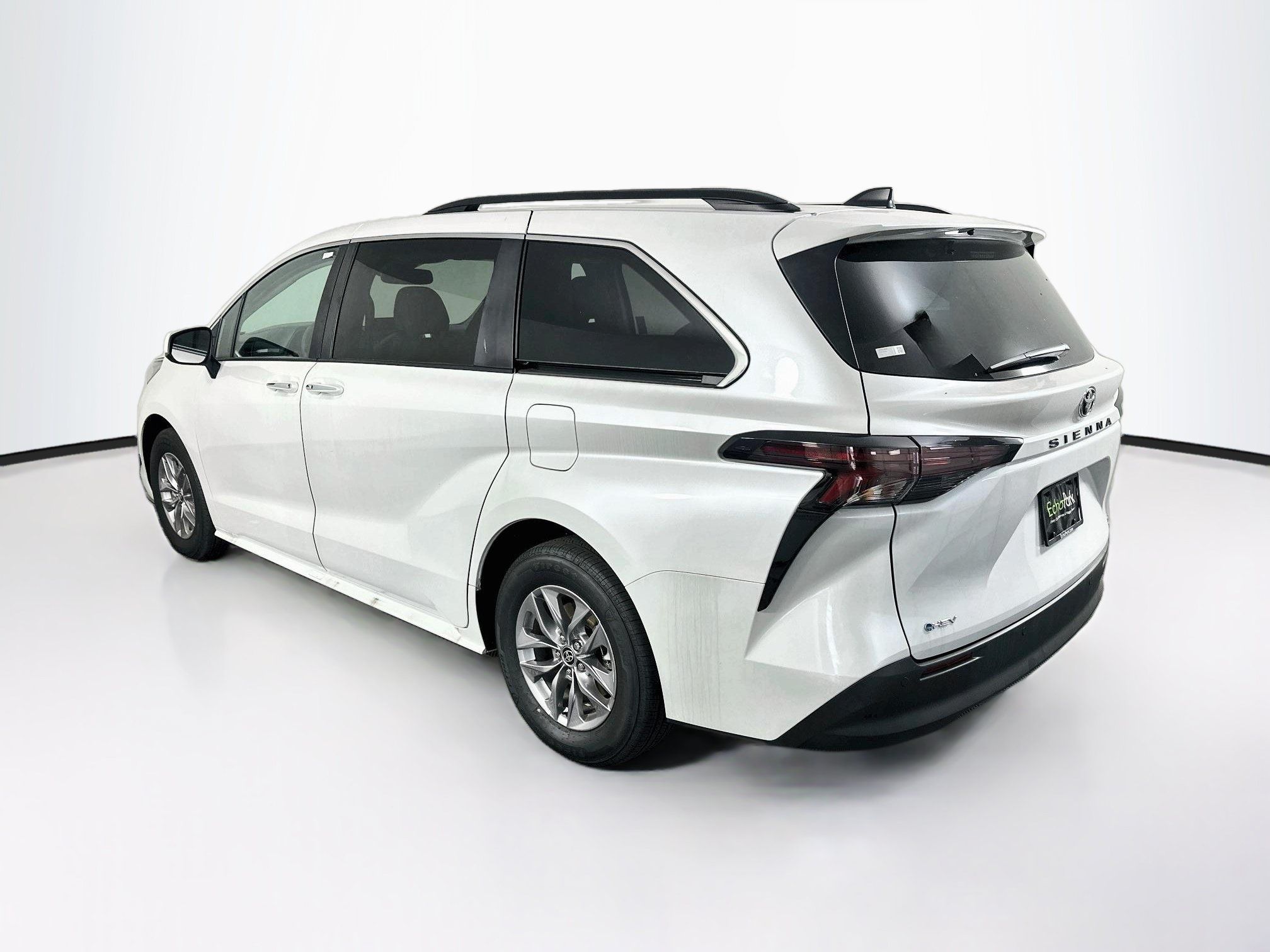 Used 2026 Toyota Sienna XLE FWD image 5