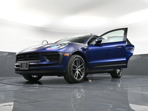 Certified 2025 Porsche Macan AWD/4WD image 39