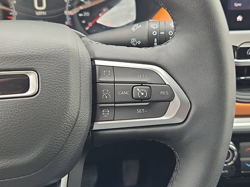 Used 2025 Jeep Compass Limited image 18