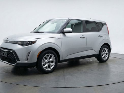 Used 2025 Kia Soul LX w/ LX Technology Package FWD image 3