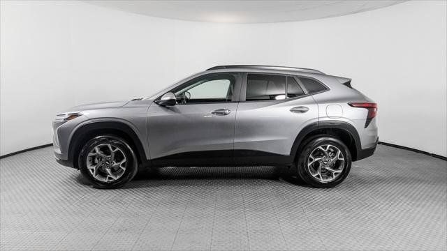Used 2025 Chevrolet Trax LT w/ LT Convenience Package FWD image 3