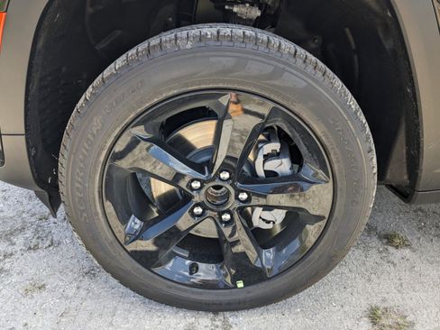 New 2025 Jeep Grand Cherokee L Limited w/ Black Appearance Package image 10