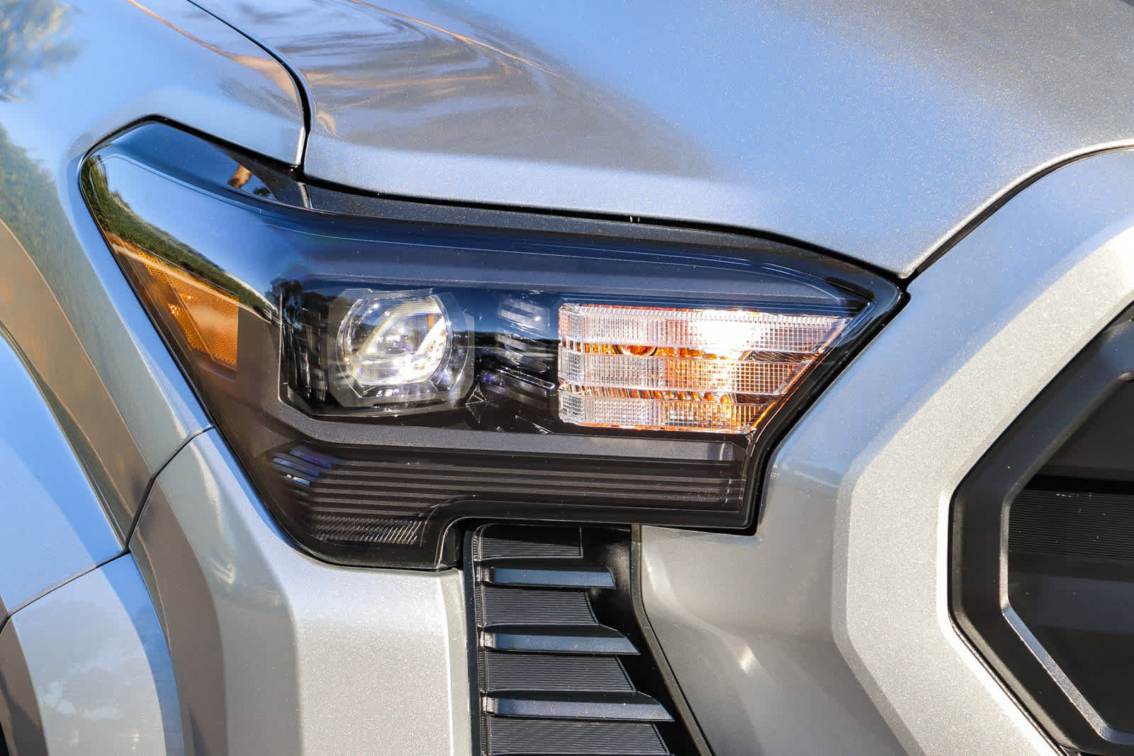 Used 2025 Toyota Tacoma SR5 AWD/4WD image 4