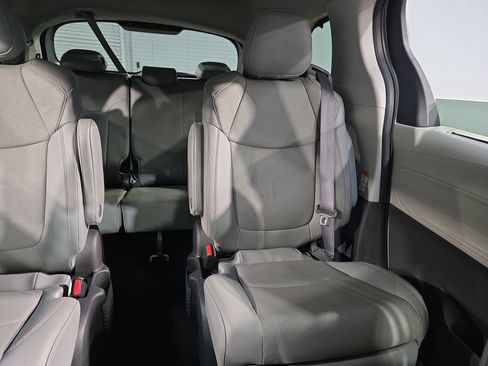 Used 2022 Toyota Sienna Limited FWD image 14