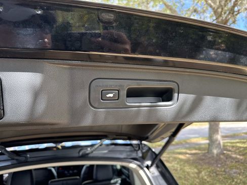 Used 2024 Honda Pilot Touring image 13