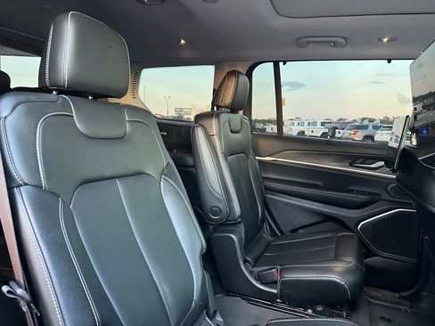 Used 2023 Jeep Grand Cherokee L Limited w/ Luxury Tech Group II AWD/4WD image 38